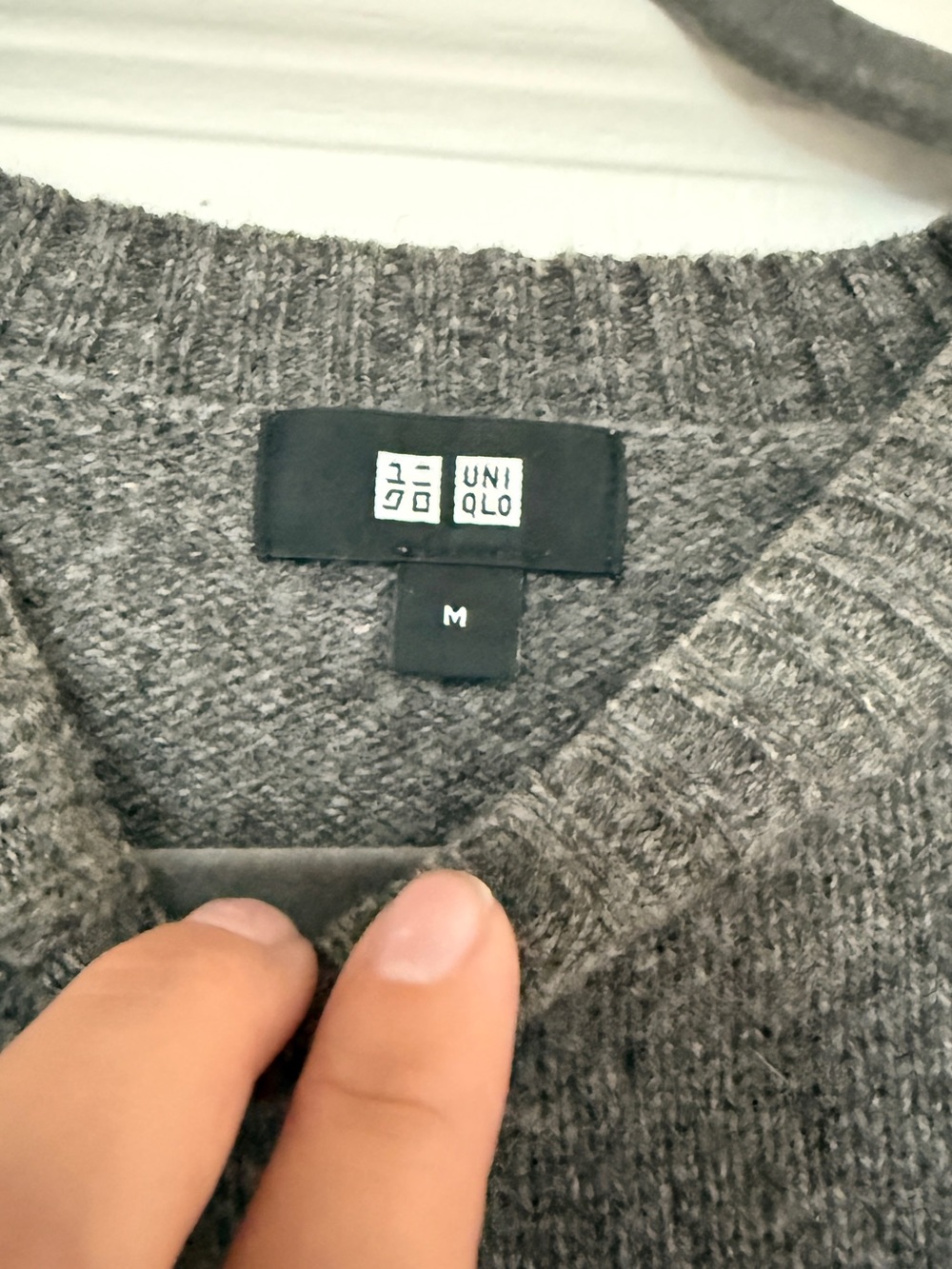 100% Wool Uniqlo Men’s Crewneck Sweater in Charcoal - Picture 3 of 4